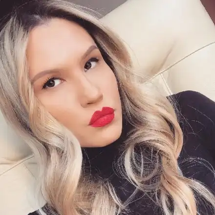 Превратности! Бивша моделка и ексгадже на Брендо стана продавачка