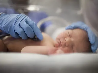 След дълги опити: 50-годишна роди за първи път