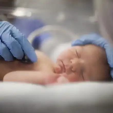 След дълги опити: 50-годишна роди за първи път