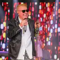 Тъмни очила пазят Кеца от лоша енергия на сцената