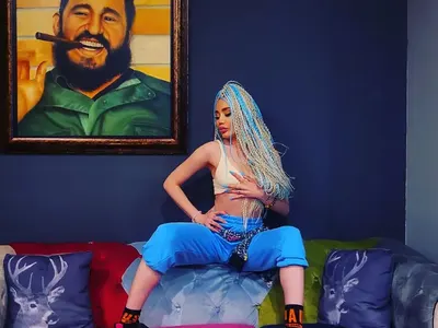 Теди Александрова си посини косата