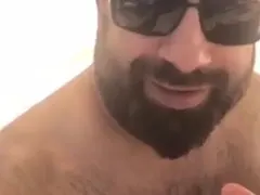 Тони Стораро космат като Азис