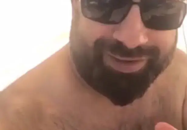 Тони Стораро космат като Азис