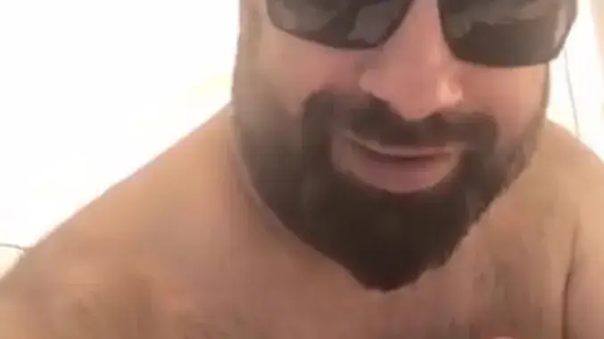 Тони Стораро космат като Азис