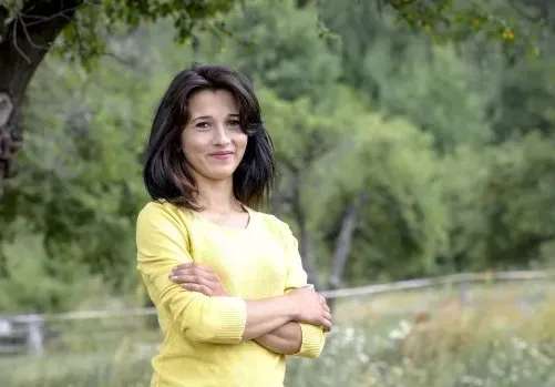 Метаморфозата на Веселка от „Фермата”: 25-годишната конярка се разведе и заряза селския живот