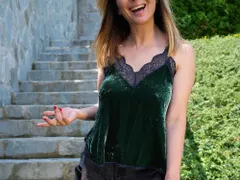 Много е стеснителна! Вики от Мастило се съблече в мрежата