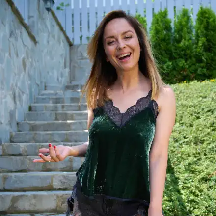 Много е стеснителна! Вики от Мастило се съблече в мрежата