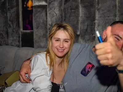 Бакалова с гаджето на чалга във Велинград (СНИМКИ)