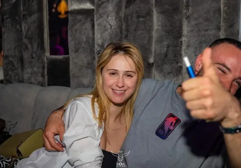 Бакалова с гаджето на чалга във Велинград (СНИМКИ)