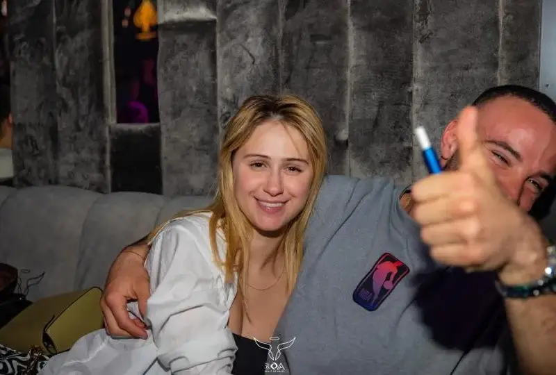 Бакалова с гаджето на чалга във Велинград (СНИМКИ)