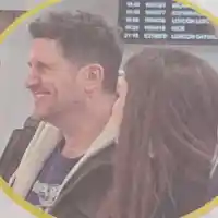 Блатечки флиртува  с млада дама  на летището