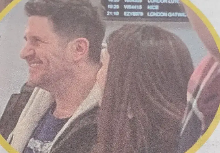 Блатечки флиртува  с млада дама  на летището