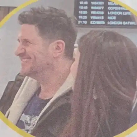 Блатечки флиртува  с млада дама  на летището