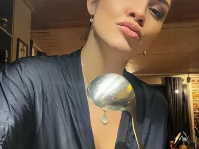 Деси Цонева готви еротично в свое кулинарно шоу