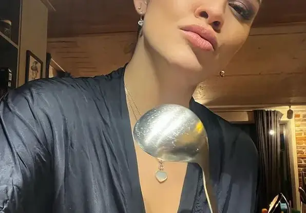 Деси Цонева готви еротично в свое кулинарно шоу