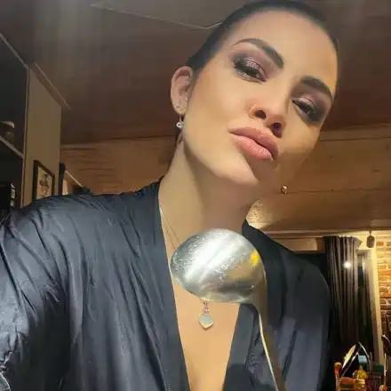 Деси Цонева готви еротично в свое кулинарно шоу