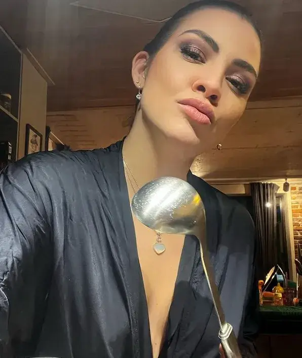 Деси Цонева готви еротично в свое кулинарно шоу