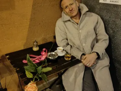 Деян Донков празнува Св. Валентин с кафе и уиски