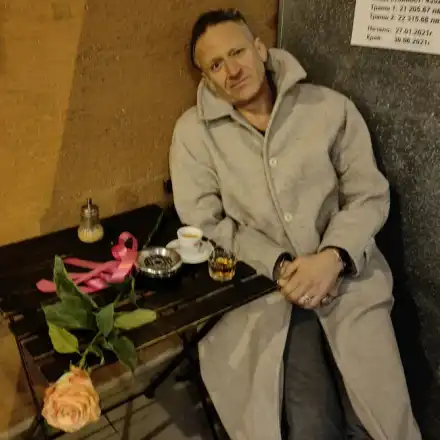 Деян Донков празнува Св. Валентин с кафе и уиски