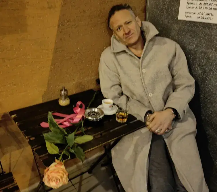 Деян Донков празнува Св. Валентин с кафе и уиски