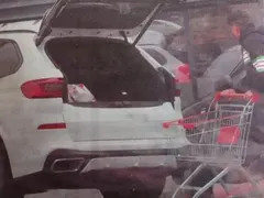 Джизъса с богоугодни дела: Дарява деца преди да влезе в „Сървайвър“