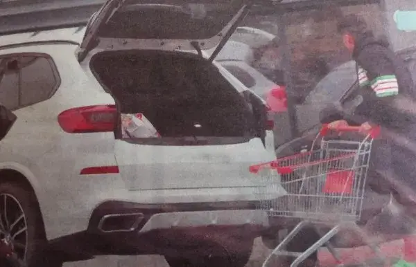 Джизъса с богоугодни дела: Дарява деца преди да влезе в „Сървайвър“