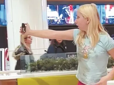 Емили тръгва въоръжена до зъби: Нападнаха ме двайсетина хулиганчета!