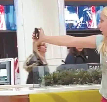 Емили тръгва въоръжена до зъби: Нападнаха ме двайсетина хулиганчета!