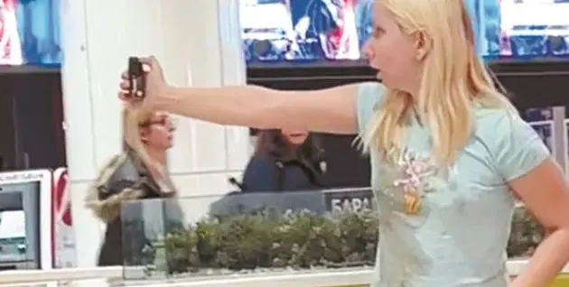 Емили тръгва въоръжена до зъби: Нападнаха ме двайсетина хулиганчета!