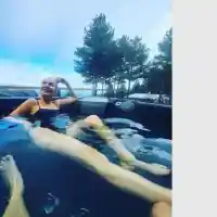 Гала се похвали с джакузи на двора