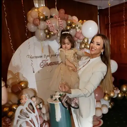 Глория вдигна рожден ден за внучката