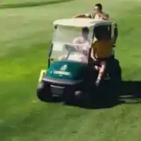 Голф количка помете чалгаджийка (Снимки)