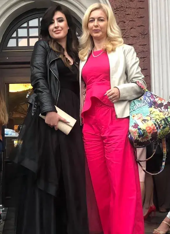 Жената на Юксел Кадриев цъфти след раздялата им