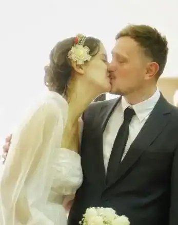 Китаристът на Стефан Вълдобрев се ожени