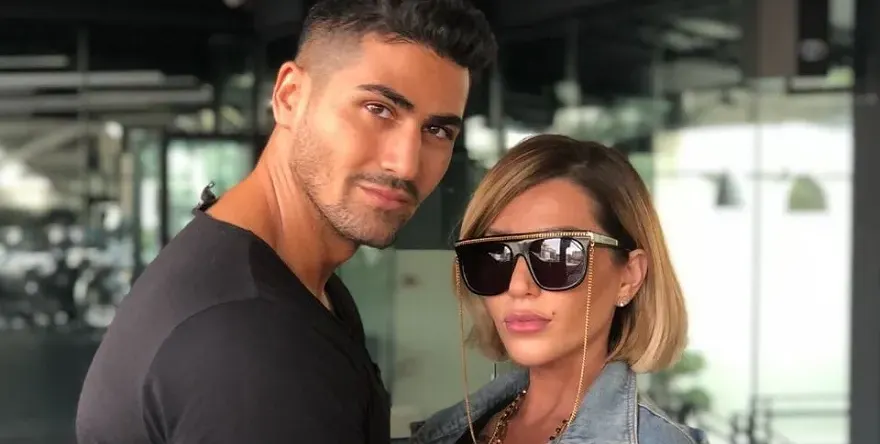 Мъжът на Енджи Касабие хукна сам по партита