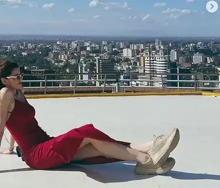 Михаела Филева опознава Африка с гаджето си