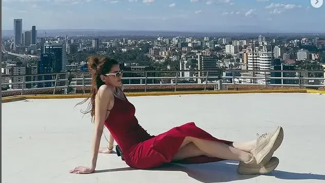 Михаела Филева опознава Африка с гаджето си