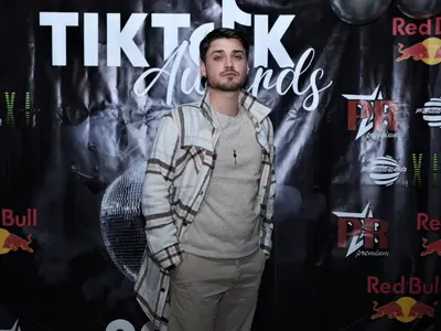 Над 100 популярни личности на първите тикток награди (Снимки)