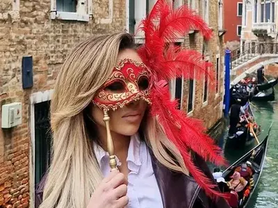 Нора Недкова се маскира