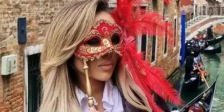 Нора Недкова се маскира