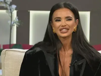 О, Боже! Какво се случва с лицето на Отварачката?