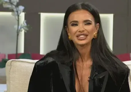 О, Боже! Какво се случва с лицето на Отварачката?