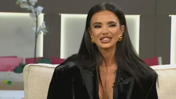 О, Боже! Какво се случва с лицето на Отварачката?