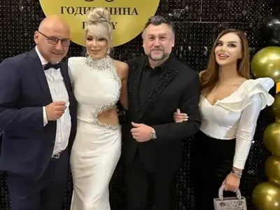 Шеф Манчев чукна 50 с елегантен костюм, а любимата му Ива събра погледите с рокля-трепач