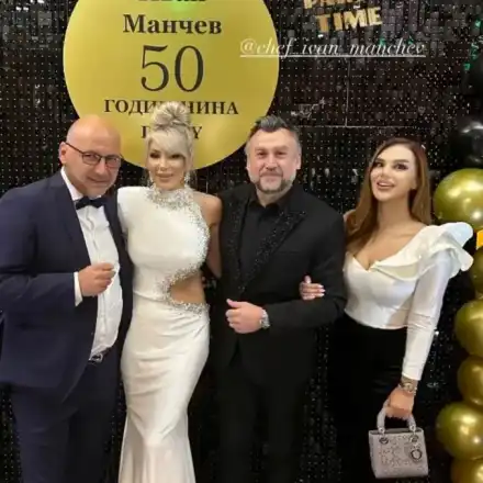 Шеф Манчев чукна 50 с елегантен костюм, а любимата му Ива събра погледите с рокля-трепач