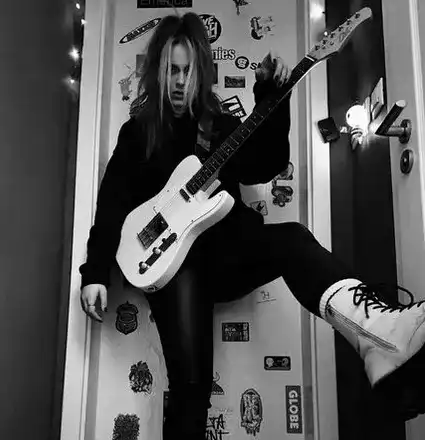 Щерката на Вергов си купи китара