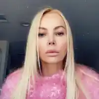 Соня Васи продава пуловери във Фейсбук