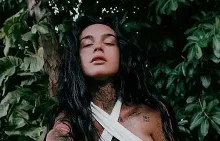 Стефани от „Сървайвър“ има патлак на седалището (Гореща снимка)