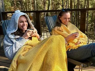 Темелкова и Ханджиева отдъхват в гората