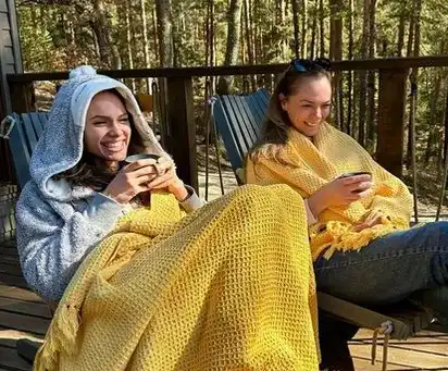 Темелкова и Ханджиева отдъхват в гората